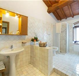 A selection of 2-3 bedroom apartments with shared pool near Florence, Sleeps 4-6